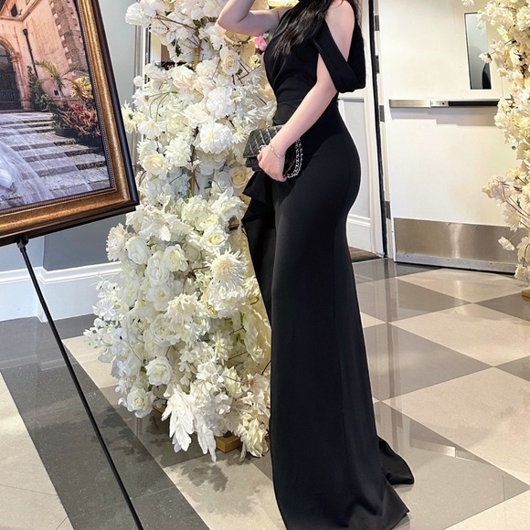 Dresses & Skirts - Elegant Black Evening Dress